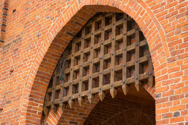 古い城の入口の上に古い木製の持ち上がるゲート — ストック写真
