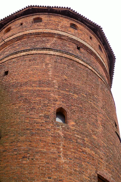 Antigua Torre Fortaleza Ladrillo Rojo Con Ventanas —  Fotos de Stock
