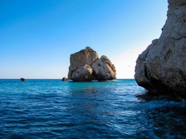 Büyük bir kaya parçası suya düştü ve denizin ortasındaki bir adaya benziyor.