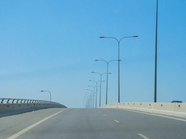 Bölme şeridinde ışıklar olan otoyol arabasından görüntüyü izle