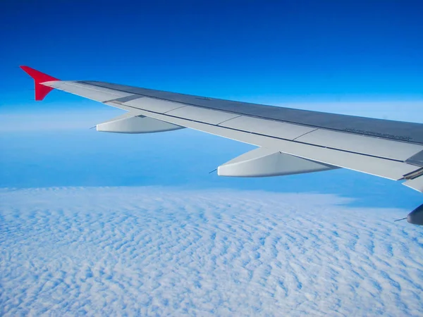 Vista Las Nubes Bajo Ala Avión Desde Abajo Desde Ventana — Foto de Stock
