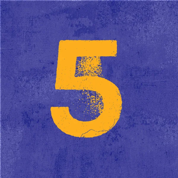 Amarelo Número Cinco Com Efeito Riscado Fundo Grunge Azul Renderização — Fotografia de Stock