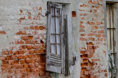 Soyulmuş boyalı eski pencere