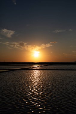 Denizin üzerinde gün batımı
