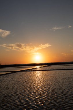 Denizin üzerinde güzel bir gün batımı. doğa arkaplanı