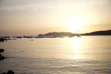 Denizin üzerinde güzel bir gün batımı