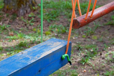 Parkta salıncakta sallanan bir oyun parkı. Seçici odak