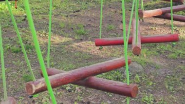 Parkta ahşap kırmızı renk izi yavaşça hareket ediyor