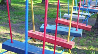 Oyun parkında çeşitli renklerde ahşap el becerisi izi