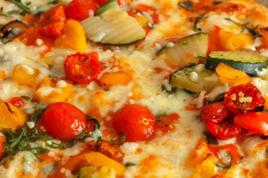 Tahta masada sebzeli ve peynirli pizza.