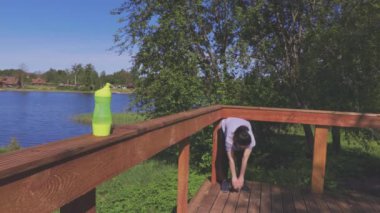 Sportif kadın ara ver ve su iç.