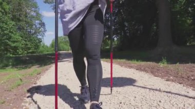 Yürüyüş yapan kadın bacakları yaz yürüyüşü yolunda kapanıyor.