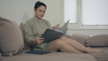 Kadın belgeyi okuyup kontrol ediyor