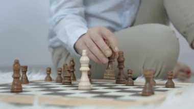 Satranç oynamak için tanınmaz bir yüze sahip olan kraliçe kralla dövüşür.