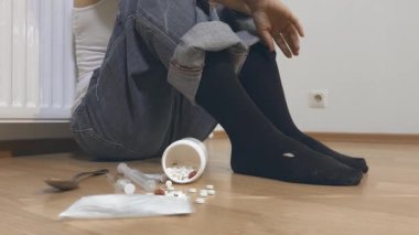 Tanımlanamayan bir kişi, stresli bir duruma karşı çok fazla uyuşturucu ve hap kullandı, uyuşturucu kullanımı sorunları kavramları