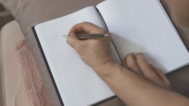 Tanınmayacak halde olan kişi listeye yazacak, sadece elleri görünüyor.