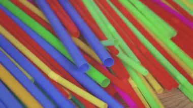 Renkli plastik pipetler kendi aralarında kaotik bir şekilde hareket ederler.