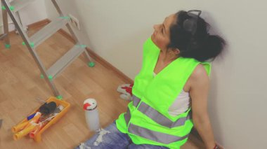 Odanın yenilenmesinden memnun olan tatlı bir kadın.