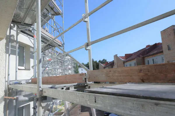 Paylaşılan taraftaki yenilemeden önce evin her tarafına iskeleler kuruldu.