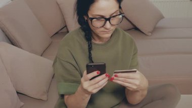 Çevrimiçi bir dükkanda ödeme kartıyla alışveriş yapacak kadar tatlı bir kadın.