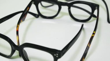 Üç çift gözlük yakın plan.