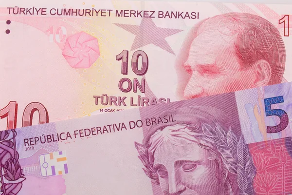 巴西面额为粉色和紫色的5张真实钞票与土耳其面额为10里拉的红钞搭配在一起的宏观图像 在宏观上拍的特写 — 图库照片