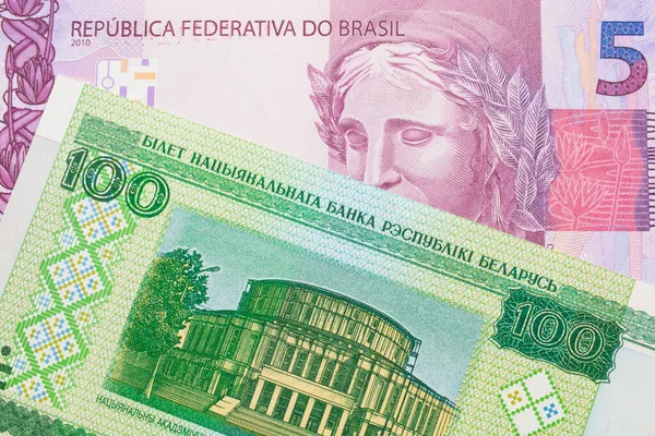 一张巴西面额为粉色和紫色五张真实钞票的宏观图片 与白俄罗斯面额为100卢布的绿色钞票搭配在一起 在宏观上拍的特写 — 图库照片