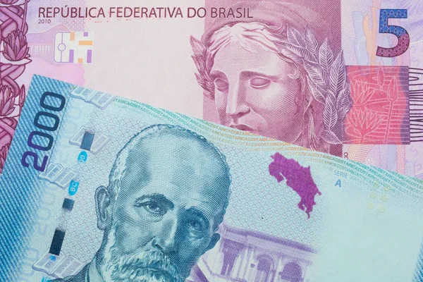 ブラジルのピンクと紫の5つの本物の銀行券のマクロ画像は コスタリカのカラフルな2千のコイン銀行券と対になりました マクロでショットを閉じる — ストック写真