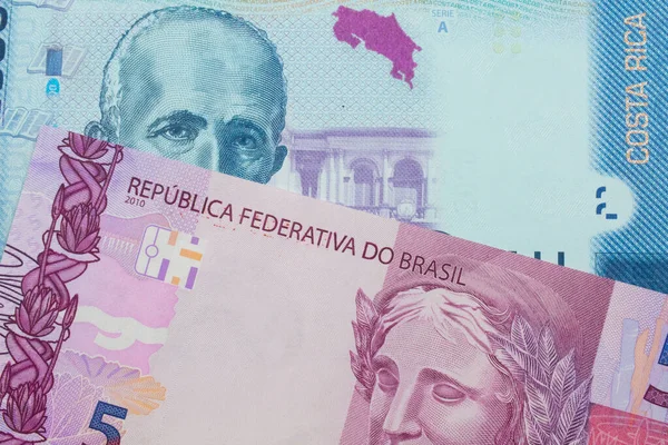 브라질에서 발행되는 은행권의 색으로 매크로 이미지와 코스타리카에서 발행되는 지폐가 이루고 — 스톡 사진
