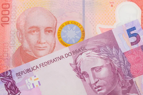 ブラジルのピンクと紫の5枚の本物の銀行券のマクロ画像は コスタリカのカラフルな赤い1000のコイン銀行券と対になりました マクロでショットを閉じる — ストック写真