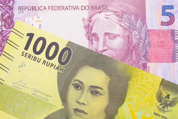 ブラジルのピンクと紫の5つの本物の銀行券のマクロ画像は インドネシアの緑の1000銀行券と対になりました マクロでショットを閉じる — ストック写真