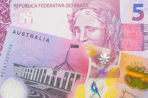 巴西面额为粉色和紫色的5张真实钞票与澳大利亚面额为5美元的五颜六色钞票搭配在一起的宏观图像 在宏观上拍的特写 — 图库照片
