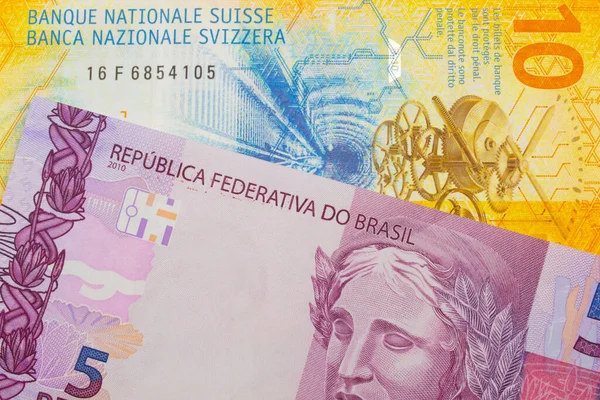 브라질에서 분홍색 보라색 지폐의 매크로 이미지와 스위스 지폐가 매크로를 가까이 — 스톡 사진