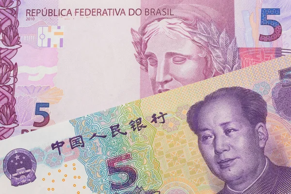 ブラジルのピンクと紫の5つの本物の銀行券のマクロ画像は 中国から紫 青と白の5元銀行券とペアになりました マクロでショットを閉じる — ストック写真