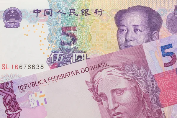 巴西面额为粉色和紫色的5张真实钞票与中国面额为紫色 蓝色和白色的5元钞票搭配在一起的宏观图像 在宏观上拍的特写 — 图库照片