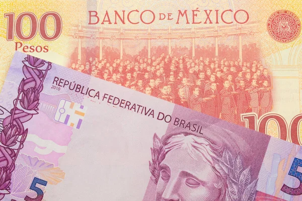 ブラジルからのピンクと紫の5つの本物の銀行券のマクロ画像は メキシコからの赤と黄色の100ペソ札と対になりました マクロでショットを閉じる — ストック写真