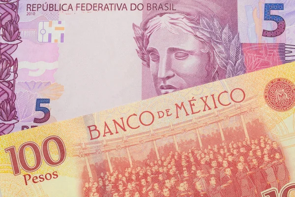 브라질에서 발행되는 이담긴 보라색 지폐의 매크로 이미지와 멕시코에서 100 지폐가 — 스톡 사진