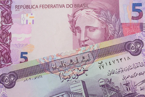 巴西面额为粉色和紫色的5张真实钞票与伊拉克面额为50第纳尔的紫色钞票搭配在一起的宏观图像 在宏观上拍的特写 — 图库照片