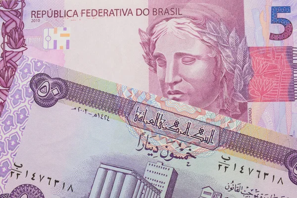 巴西面额为粉色和紫色的5张真实钞票与伊拉克面额为50第纳尔的紫色钞票搭配在一起的宏观图像 在宏观上拍的特写 — 图库照片