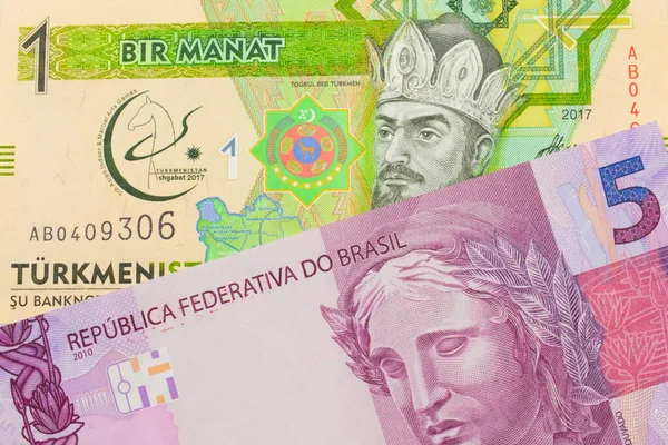 ブラジルのピンクと紫の5つの本物の銀行券のマクロ画像は トルクメニスタンの緑と黄色の1つのマナト券と対になりました マクロでショットを閉じる — ストック写真
