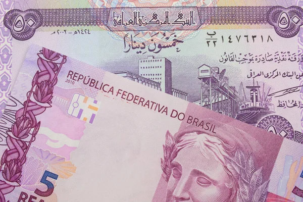 브라질에서 발행되는 지폐의 매크로 이미지와 이라크에서 보라색 디나르 지폐가 이루었다 — 스톡 사진
