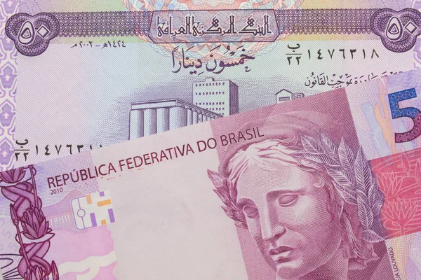 ブラジルのピンクと紫の5つの本物の銀行券のマクロ画像は イラクからの紫の50ディナール札と対になりました マクロでショットを閉じる — ストック写真