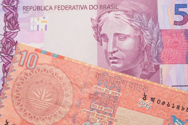 ブラジルからのピンクと紫の5つの実際の銀行券のマクロ画像は バングラデシュからの赤い10タカの銀行券と対になりました マクロでショットを閉じる — ストック写真