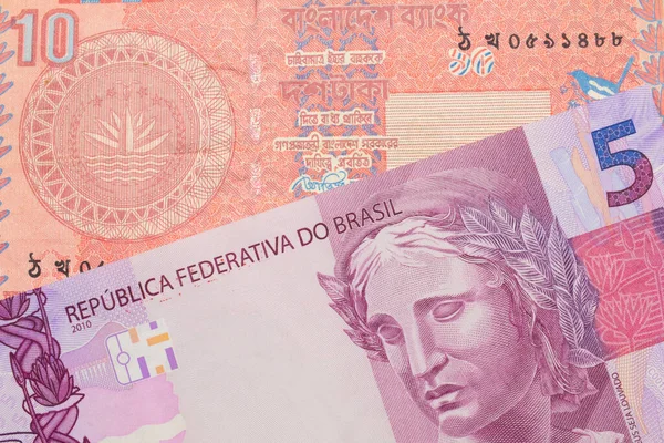 ブラジルからのピンクと紫の5つの実際の銀行券のマクロ画像は バングラデシュからの赤い10タカの銀行券と対になりました マクロでショットを閉じる — ストック写真