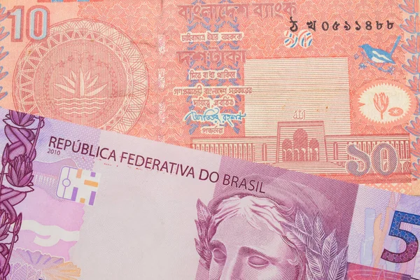 巴西面额为粉色和紫色的5张真实钞票与孟加拉国面额为10塔卡的红钞搭配在一起的宏观图像 在宏观上拍的特写 — 图库照片