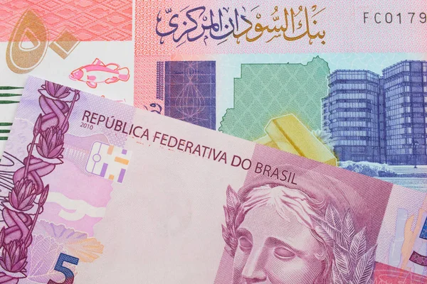 Makroobraz Różowego Fioletowego Banknotu Brazylii Połączonego Kolorowym Banknotem Nominale Funtów — Zdjęcie stockowe
