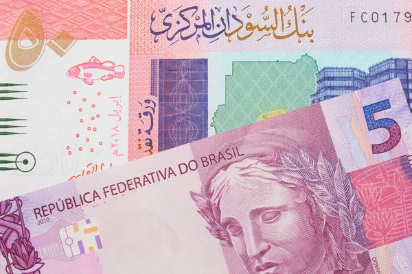 Makroobraz Różowego Fioletowego Banknotu Brazylii Połączonego Kolorowym Banknotem Nominale Funtów — Zdjęcie stockowe