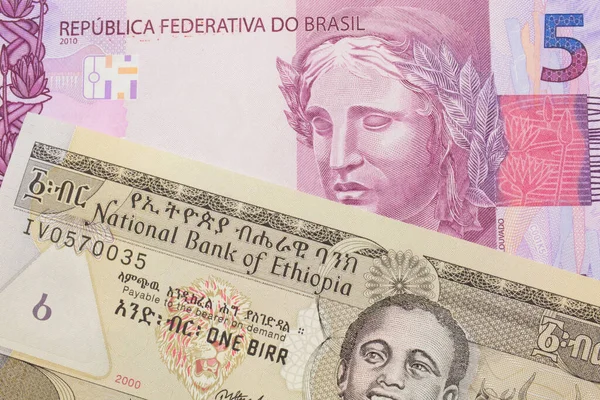 一张来自巴西的粉色和紫色五张真实钞票的宏观图片 与一张灰色的埃塞俄比亚一比尔钞票搭配在一起 在宏观上拍的特写 — 图库照片
