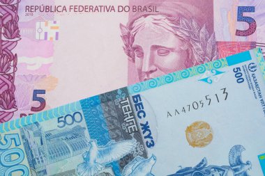 Brezilya 'dan gelen pembe ve mor beş banknotun makro görüntüsü. Kazakistan' dan gelen beş yüzlü mavi, plastik bir tenj banknotla eşleştirilmiş. Makro çekimde yakın çekim.