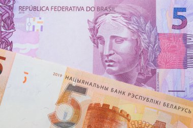 Brezilya 'dan gelen pembe ve mor beş banknotun makro görüntüsü, Belarus' tan gelen beş ruble turuncu banknotla eşleştirildi. Makro çekimde yakın çekim.
